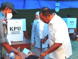 Burhanuddin Bersama Keluarga Salurkan Hak Pilih, Semangat BERANI Menggema Di TPS 005 Lameroro