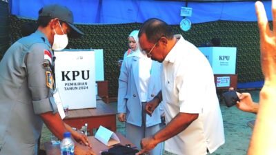 Burhanuddin Bersama Keluarga Salurkan Hak Pilih, Semangat BERANI Menggema Di TPS 005 Lameroro
