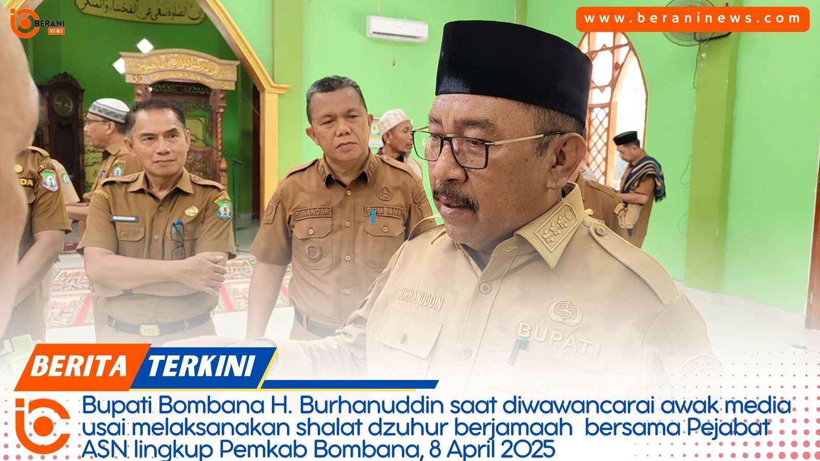 Bupati Bombana Burhanuddin bersama ASN melaksanakan sholat Dzuhur berjamaah di Masjid Haqul Yakin