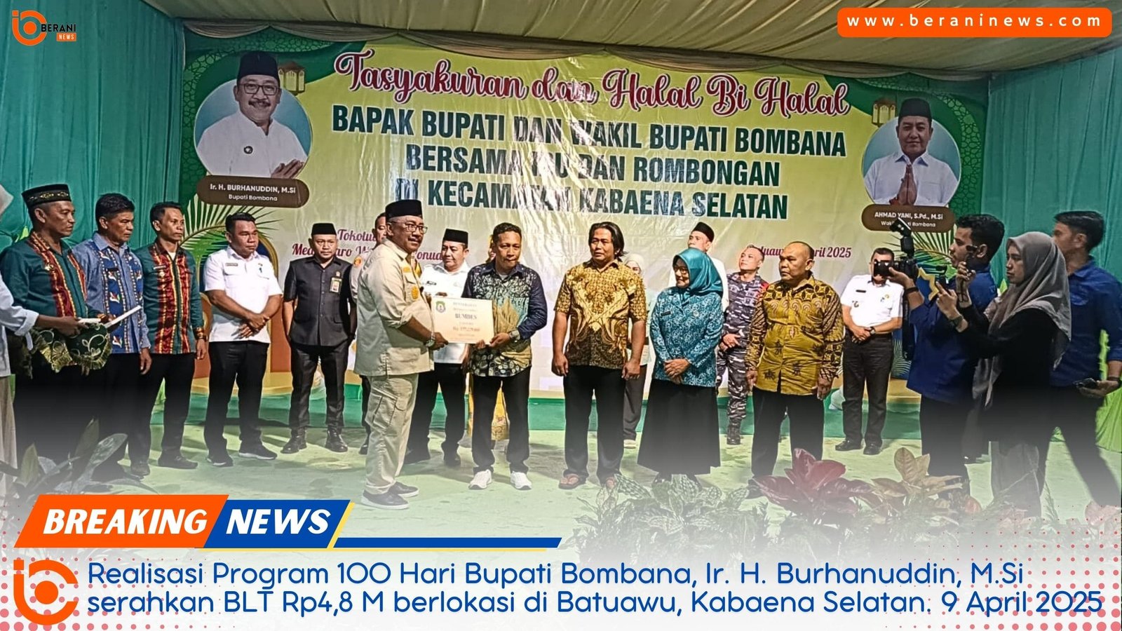 Bupati Bombana Burhanuddin menyerahkan bantuan BLT dan modal BUMDes untuk masyarakat Pulau Kabaena