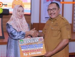 Sentuhan Kemanusiaan di Tengah Workshop SAR, Bupati Bombana Serahkan Bantuan Korban Puting Beliung