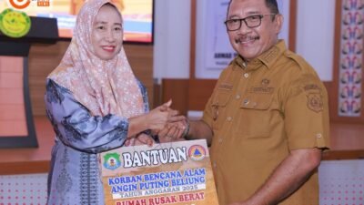 Sentuhan Kemanusiaan di Tengah Workshop SAR, Bupati Bombana Serahkan Bantuan Korban Puting Beliung