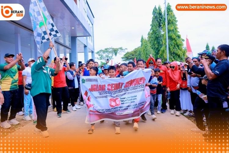 Ribuan warga Bombana mengikuti gerak jalan santai memperingati HUT RI ke-80 di Lapangan A. Rifai Kasipute