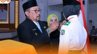 Bupati Bombana H. Burhanuddin mengukuhkan 74 anggota Paskibraka Bombana 2025 di Auditorium Tanduale