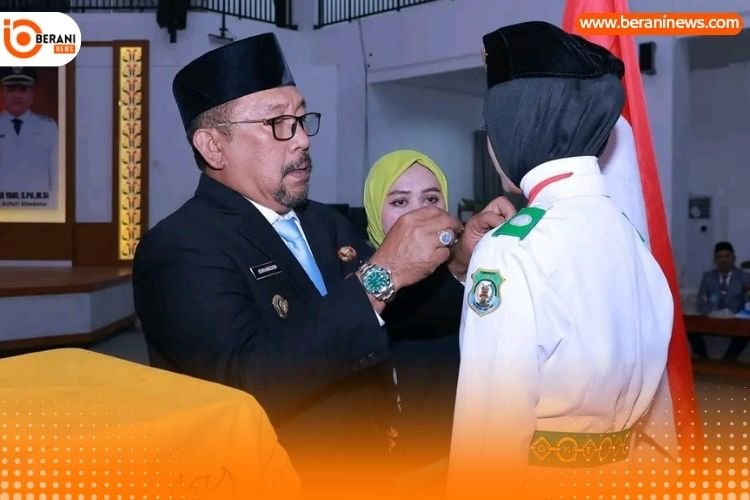 Bupati Bombana H. Burhanuddin mengukuhkan 74 anggota Paskibraka Bombana 2025 di Auditorium Tanduale