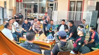 Bupati Bombana Burhanuddin berdialog bersama warga Kabaena membahas aspirasi pembangunan jalan dan lingkungan