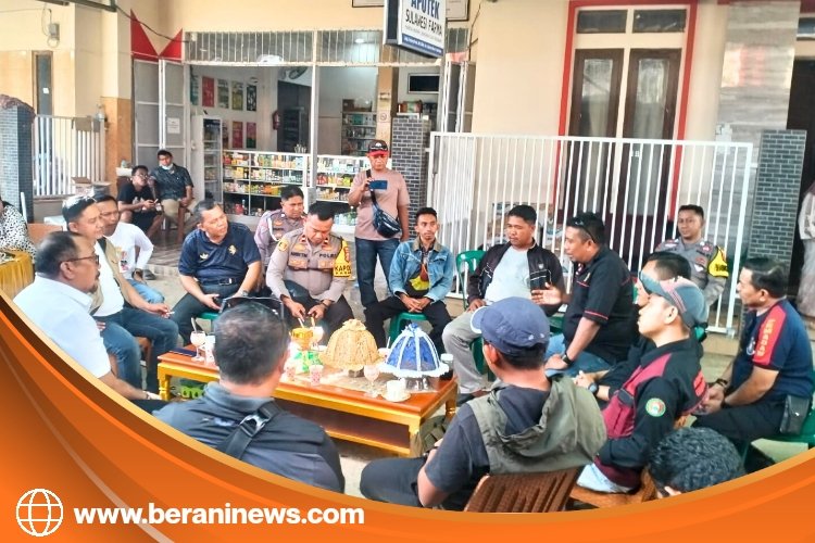 Bupati Bombana Burhanuddin berdialog bersama warga Kabaena membahas aspirasi pembangunan jalan dan lingkungan