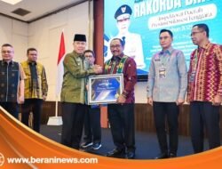 Bupati Bombana Raih Penghargaan Bergengsi dari Pemprov Sultra