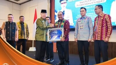 Bupati Bombana H. Burhanuddin menerima penghargaan dari Pemprov Sultra dalam Rakorda Binwas Inspektorat Daerah
