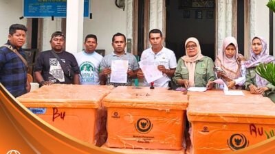 DKP Muna Barat menyerahkan bantuan cool box kepada kelompok Poklahsar untuk meningkatkan kualitas pemasaran ikan
