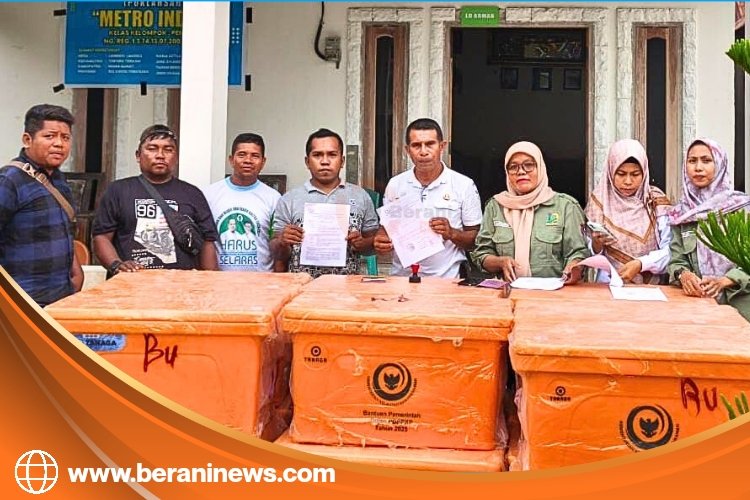 DKP Muna Barat menyerahkan bantuan cool box kepada kelompok Poklahsar untuk meningkatkan kualitas pemasaran ikan