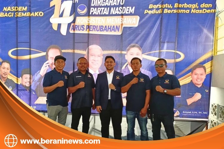 Ketua DPD NasDem Bombana Muhammad Sulfan bersama kader saat perayaan HUT ke-14 Partai NasDem dan aksi sosial sembako