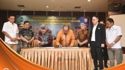 Bupati Bombana Burhanuddin menandatangani MoU hibah aset PT Bukit Makmur Resources di Kabaena Utara