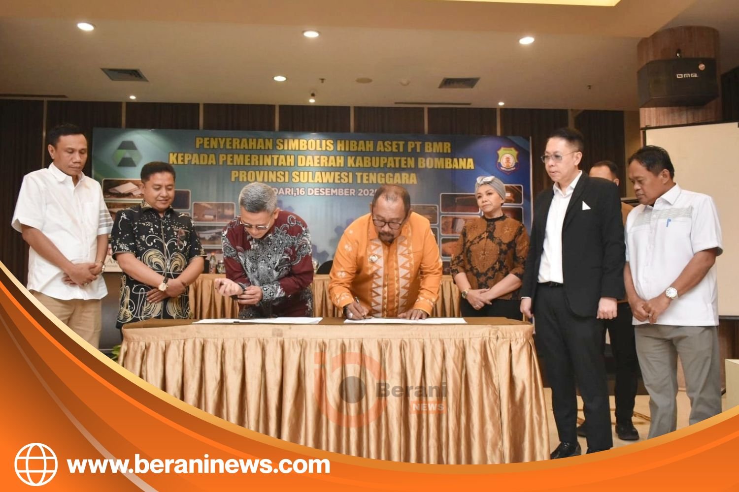 Bupati Bombana Burhanuddin menandatangani MoU hibah aset PT Bukit Makmur Resources di Kabaena Utara