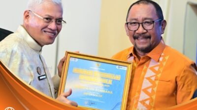 PPID Bombana menerima penghargaan badan publik terbaik pertama Sulawesi Tenggara dalam Anugerah Keterbukaan Informasi Publik