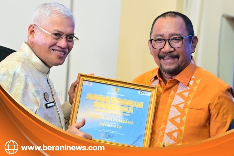 PPID Bombana menerima penghargaan badan publik terbaik pertama Sulawesi Tenggara dalam Anugerah Keterbukaan Informasi Publik