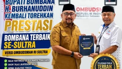 Bupati Bombana H. Burhanuddin menerima penghargaan Ombudsman RI atas pelayanan publik terbaik se-Sulawesi Tenggara