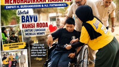 H. Burhanuddin dan Hj. Fatmawati menyerahkan bantuan kepada warga Tapuahi Bombana