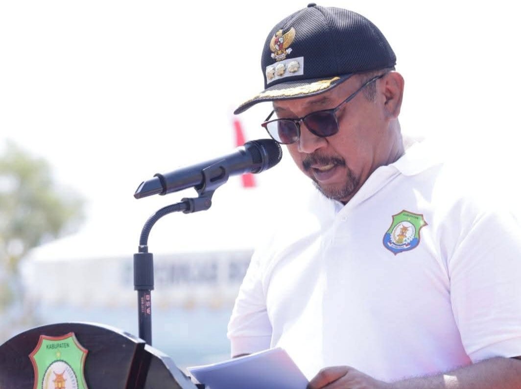 Bupati Bombana Burhanuddin menyampaikan sambutan di hadapan peserta HUT ke-81 RI