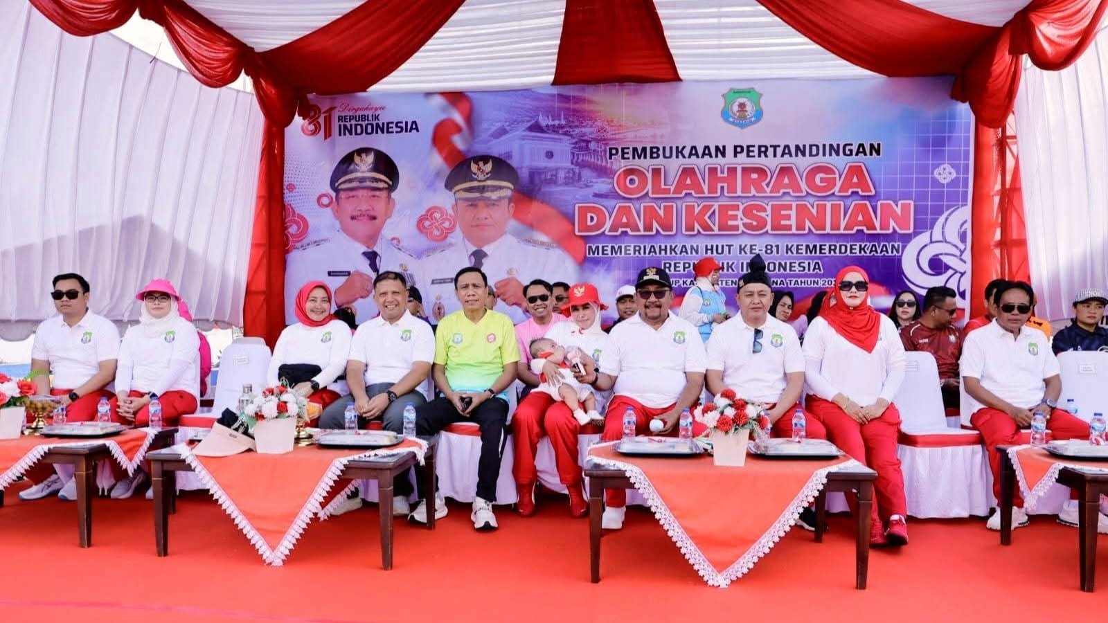 Bupati Bombana Burhanuddin menyampaikan sambutan di hadapan peserta HUT ke-81 RI
