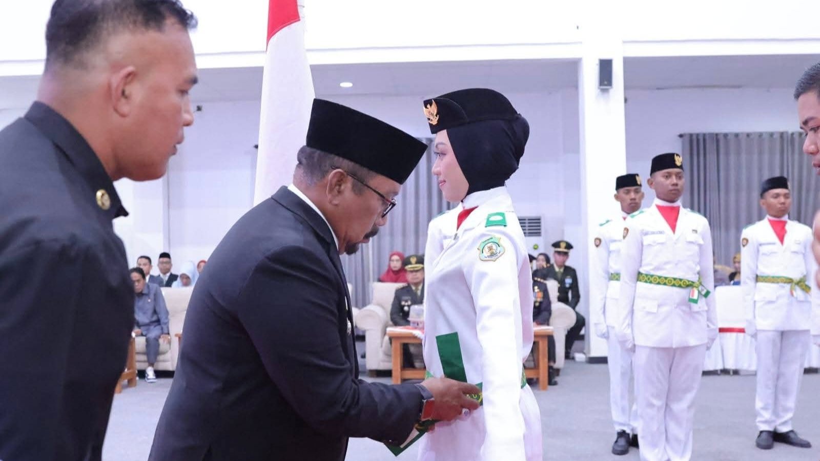 Bupati Bombana mengukuhkan 52 anggota Paskibraka Bombana