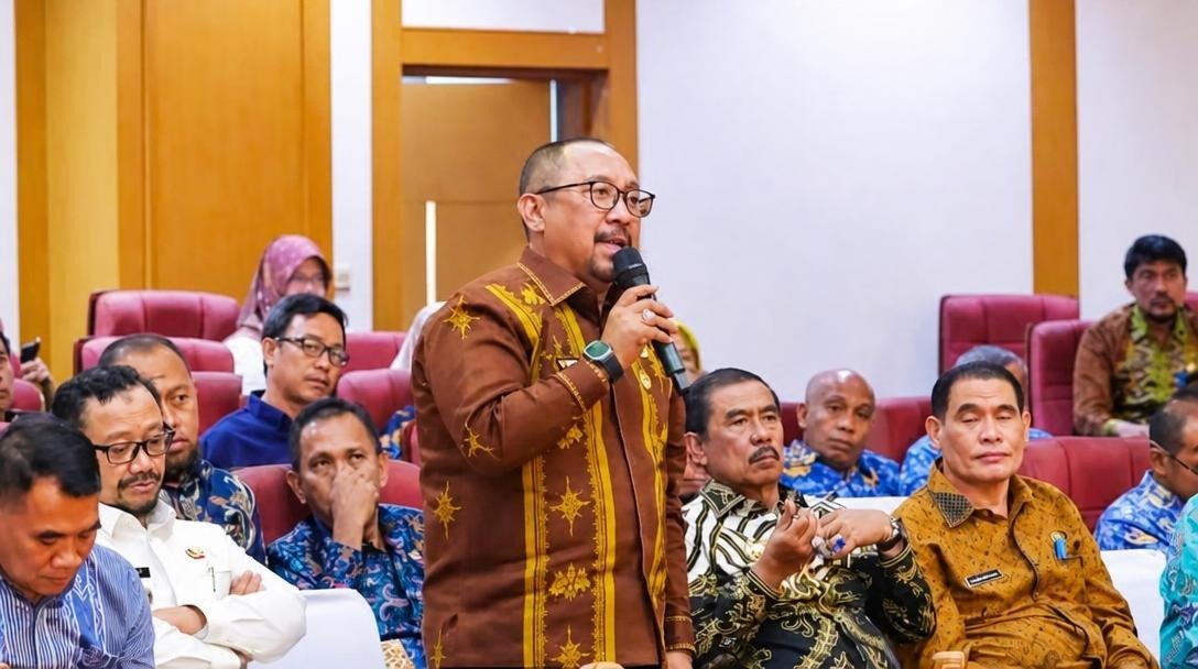 Bupati Bombana Burhanuddin saat mengikuti rapat sinkronisasi Program Lisdes