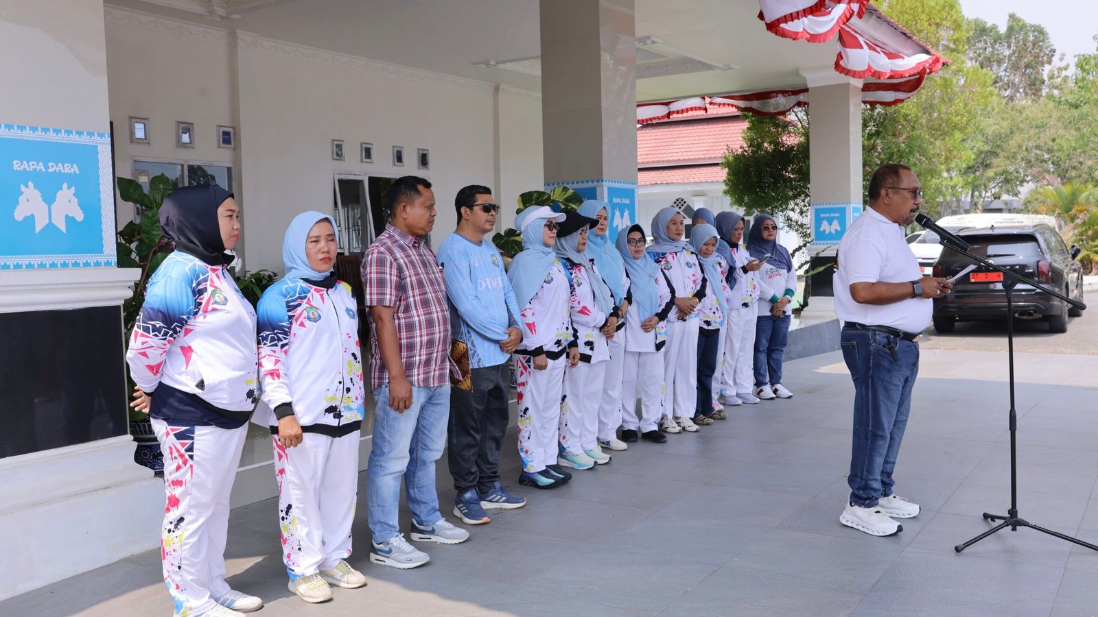 Bupati Bombana melepas kontingen Jambore Kader PKK dan HKG PKK ke-54 tingkat Provinsi Sulawesi Tenggara 2026