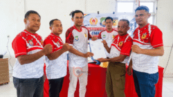 Herman Kanna bersama pengurus FORKI Bombana menunjukkan dokumen hasil Muscab 2026.