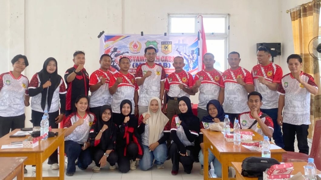 Pengurus dan peserta Muscab FORKI Bombana 2026 berfoto bersama usai musyawarah