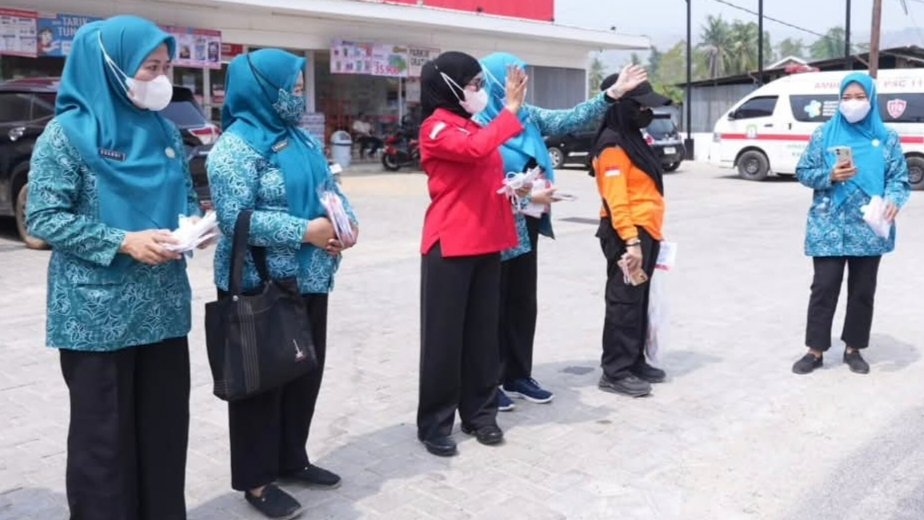 Ketua TP PKK Bombana bersama PMI membagikan masker kepada warga untuk membantu melindungi kesehatan dari dampak kabut asap karhutla