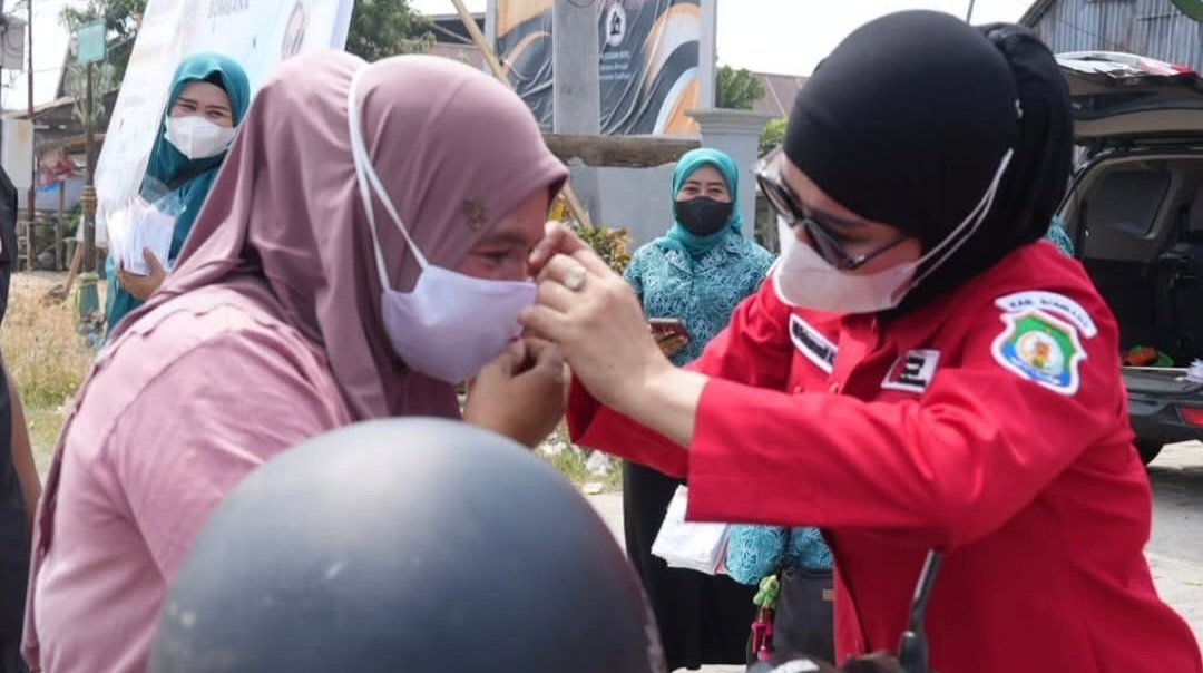 Ketua TP PKK Bombana bersama PMI membagikan masker kepada warga untuk membantu melindungi kesehatan dari dampak kabut asap karhutla