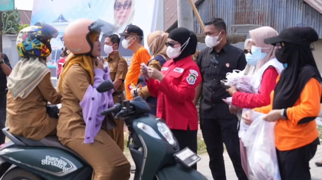 Ketua TP PKK Bombana bersama PMI membagikan masker kepada warga untuk membantu melindungi kesehatan dari dampak kabut asap karhutla
