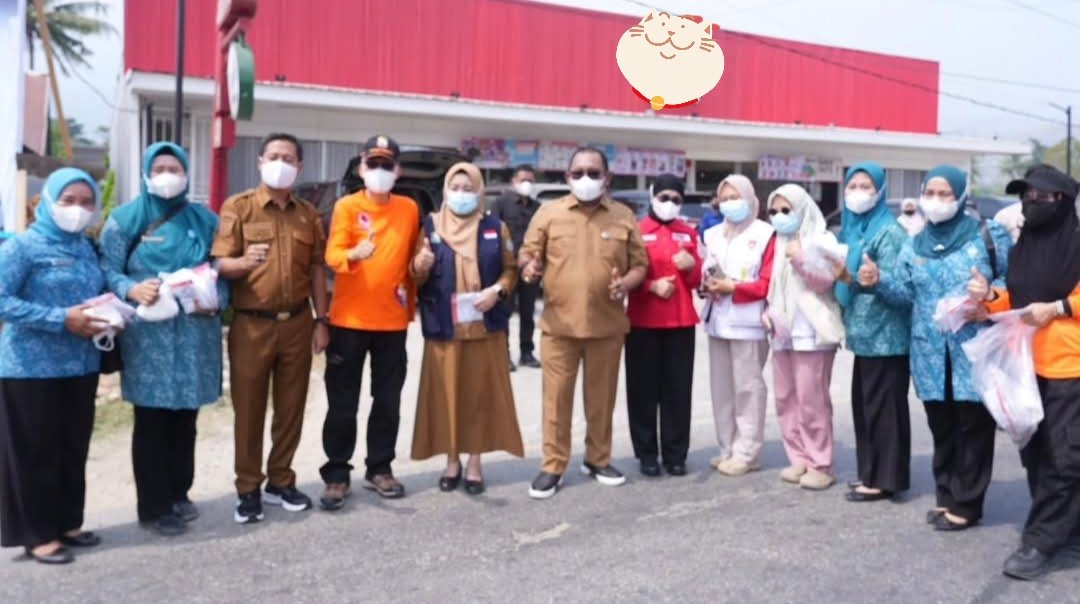 Ketua TP PKK Bombana bersama PMI membagikan masker kepada warga untuk membantu melindungi kesehatan dari dampak kabut asap karhutla
