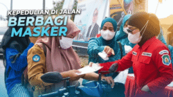 Ketua TP PKK Bombana bersama PMI membagikan masker kepada warga untuk membantu melindungi kesehatan dari dampak kabut asap karhutla.